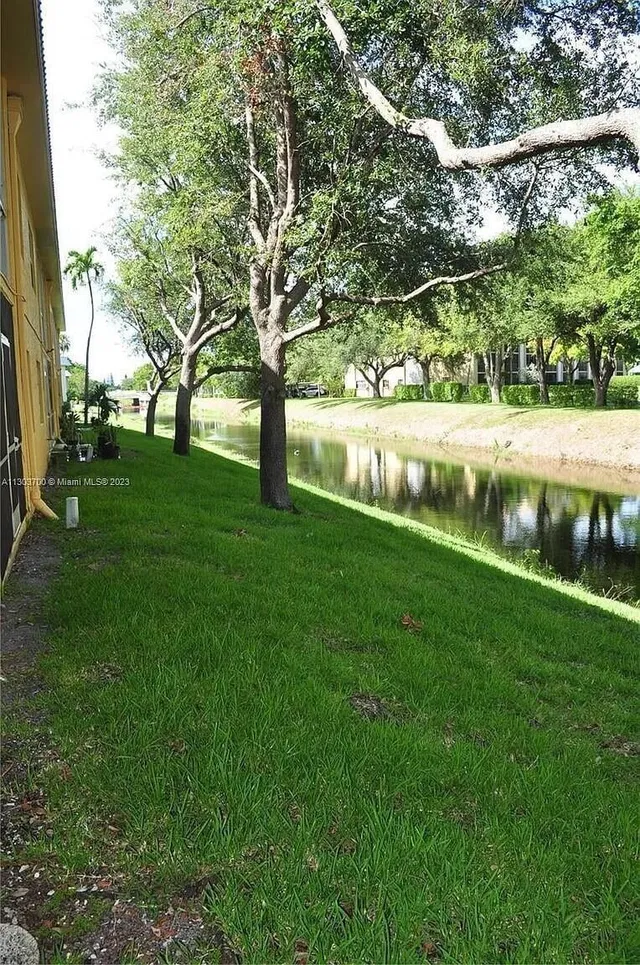  Unit 1015 photo 18