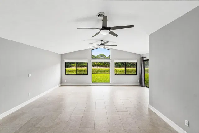 Residence photo 12