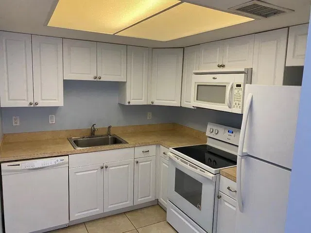 Unit 112 photo 4