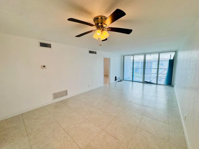 Unit 404 photo 6