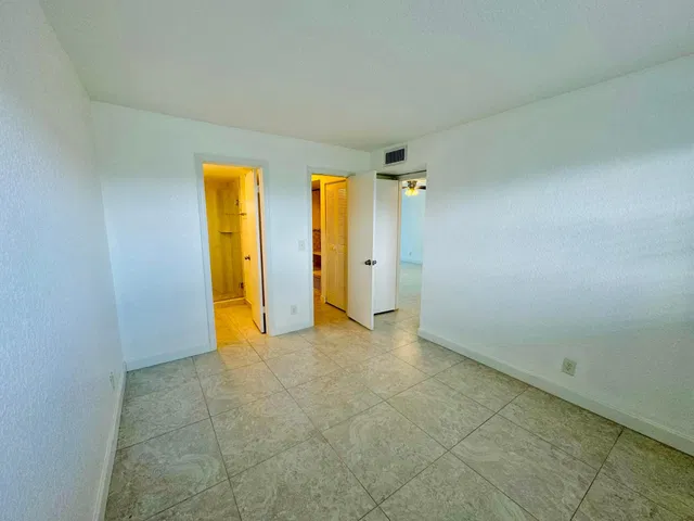 Unit 404 photo 8