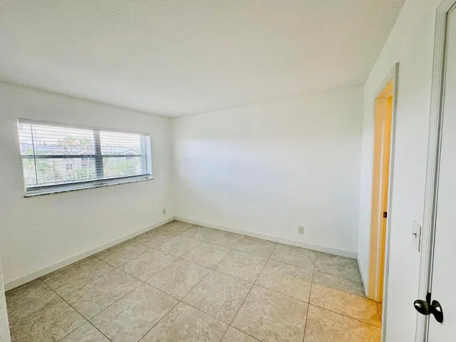 Unit 404 photo 9