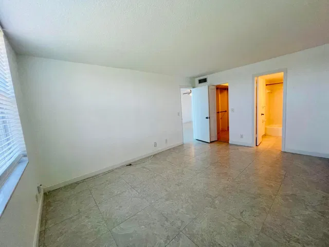 Unit 404 photo 12