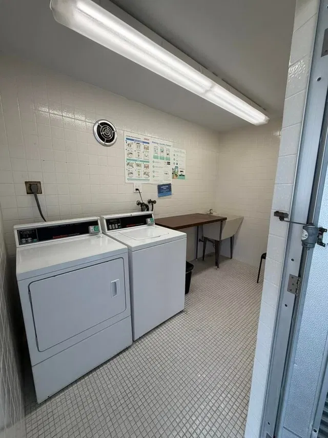 Unit 404 photo 17