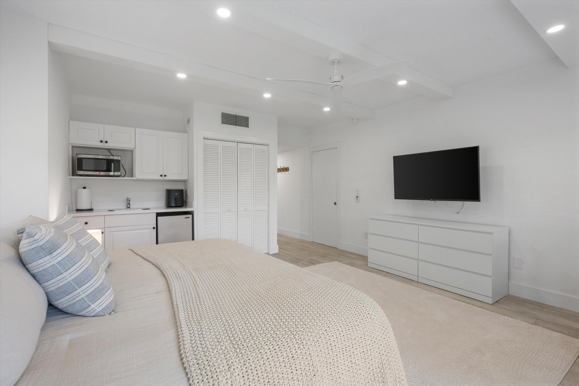  Unit 211 photo 4