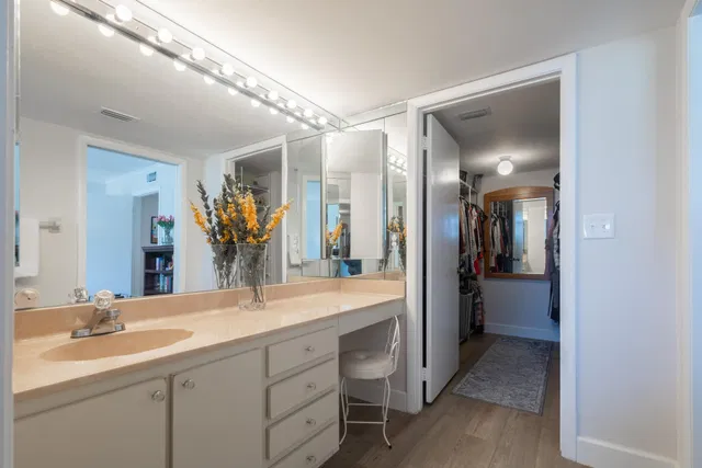 Unit 323 photo 14