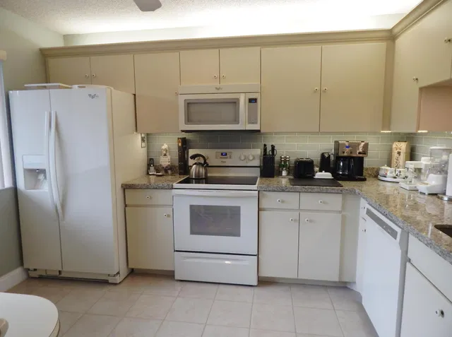 Unit 215 photo 3