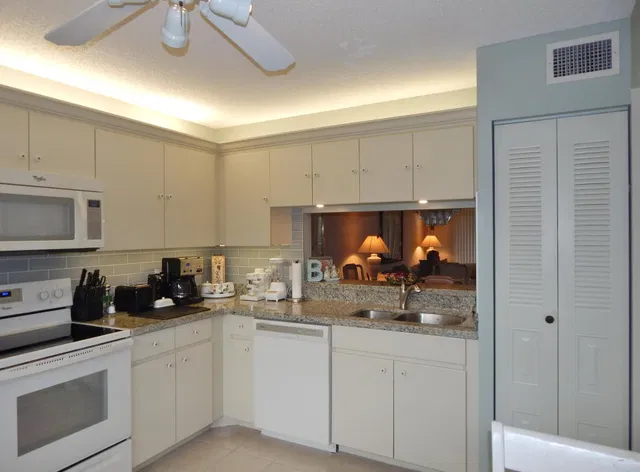 Unit 215 photo 4