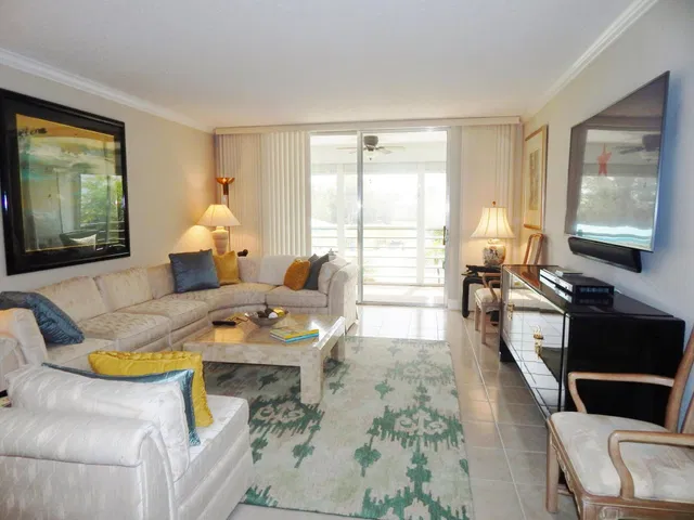 Unit 215 photo 7