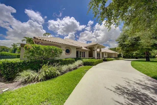 Pinewood Residence photo 2