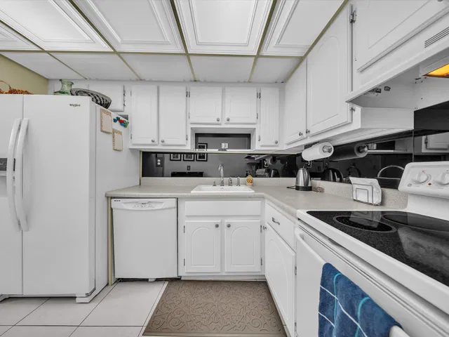 Unit 104 photo 16