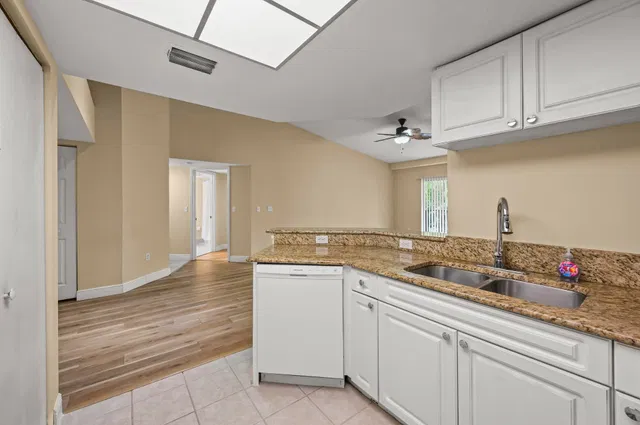 Unit 1109 photo 12
