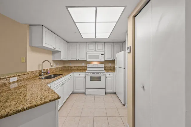 Unit 1109 photo 9