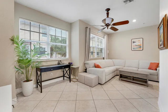 Residence photo 12