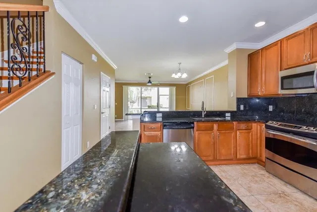  Residence photo 4