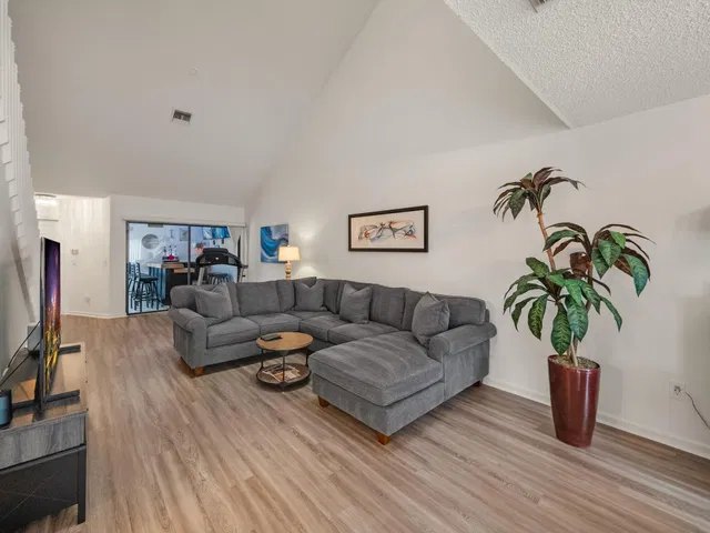 Residence photo 12