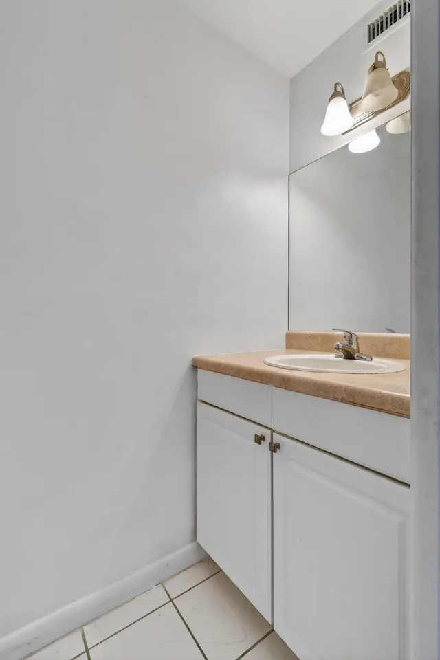 Unit B photo 23