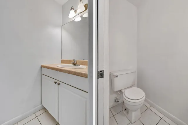 Unit B photo 25