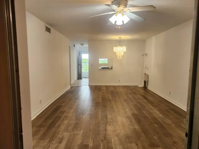 Unit 402 photo 4