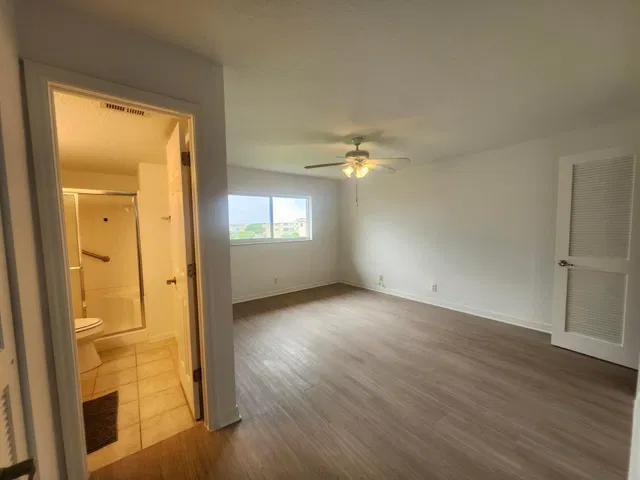 Unit 402 photo 6