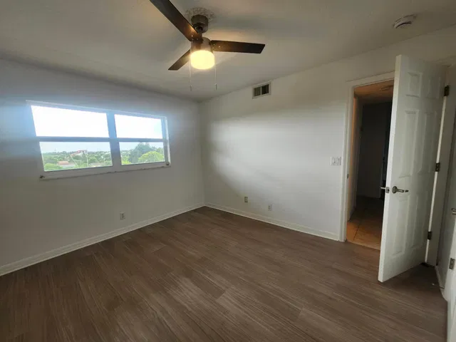 Unit 402 photo 11