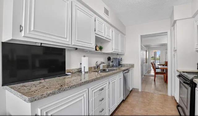 Singer Island Unit 405 photo 3