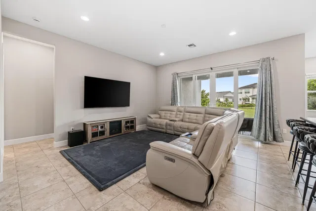 Residence photo 12