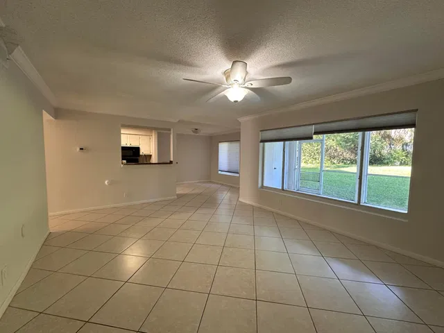 Unit 16-104 photo 2