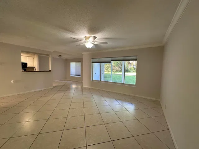 Unit 16-104 photo 3