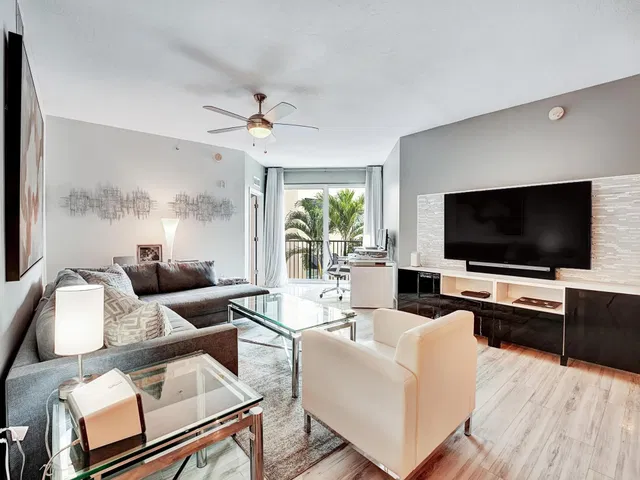 The Astor Unit 413 photo 7