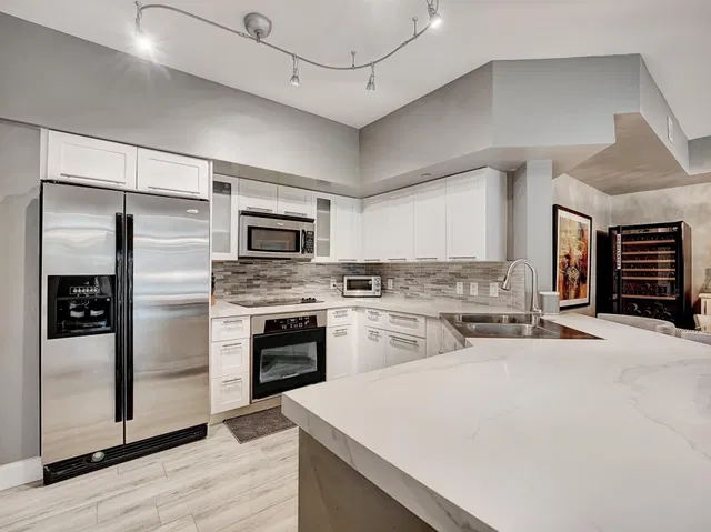 The Astor Unit 413 photo 11
