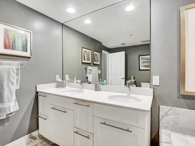 The Astor Unit 413 photo 17