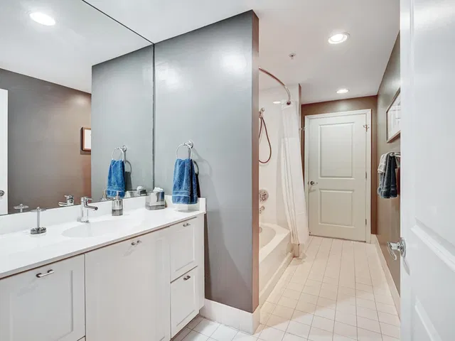 The Astor Unit 413 photo 27