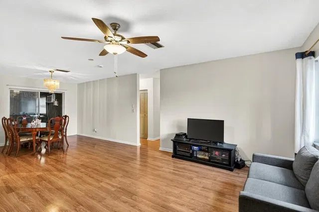 Residence photo 12