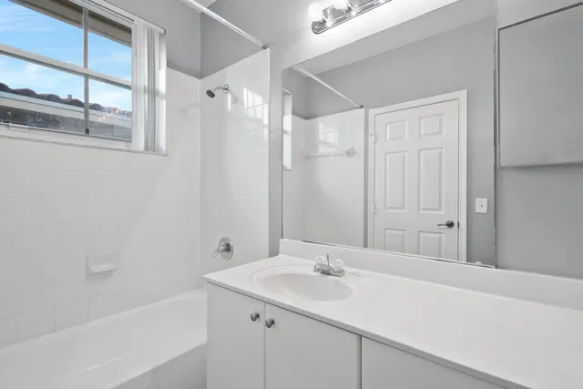 Unit 20 photo 14