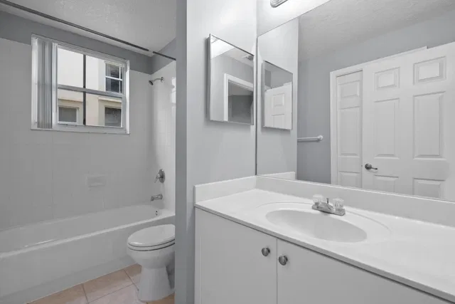 Unit 20 photo 19