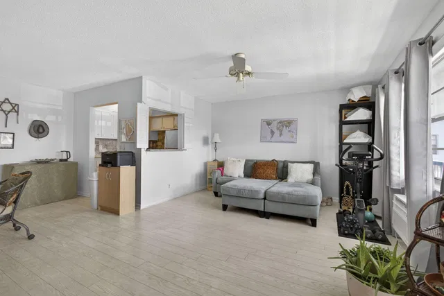  Residence photo 8
