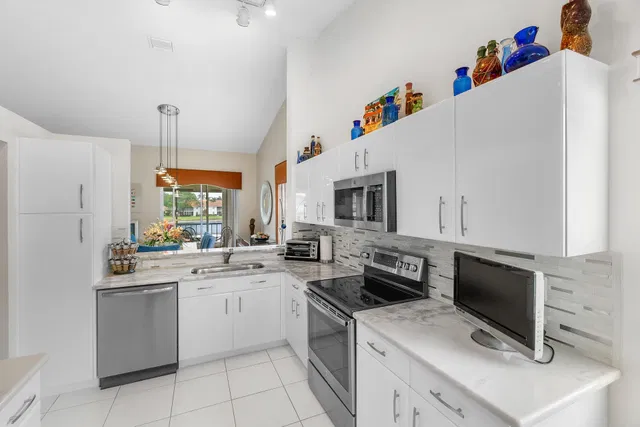 Unit 202 photo 5