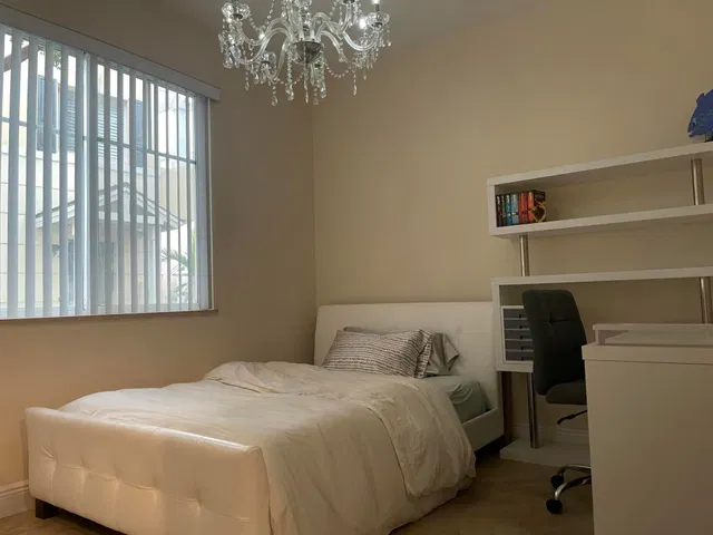 Residence photo 12