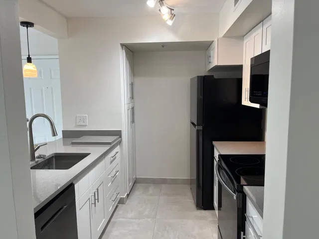 Unit 209 photo 4