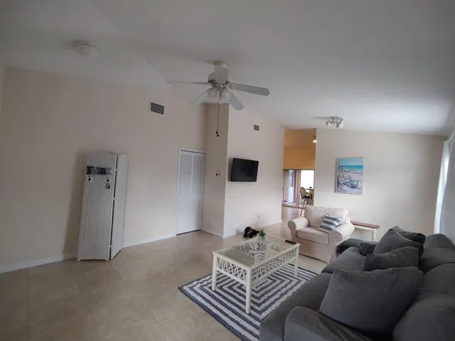  Residence photo 9