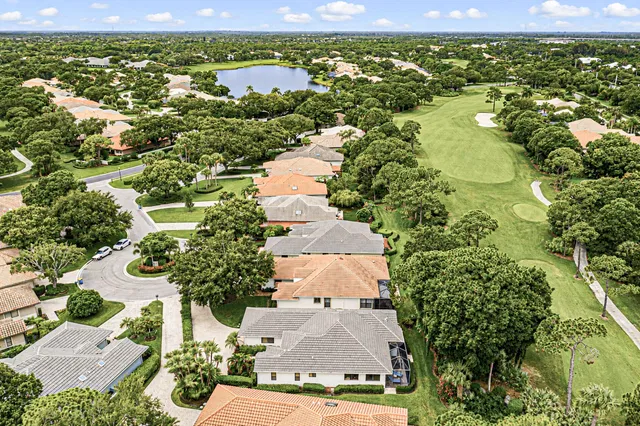 Willoughby Golf Club Residence photo 45