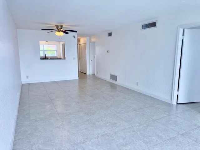  Unit 404 photo 6
