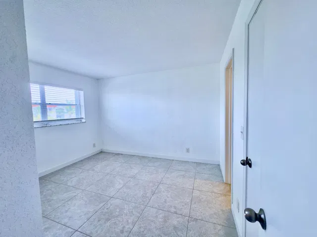  Unit 404 photo 12