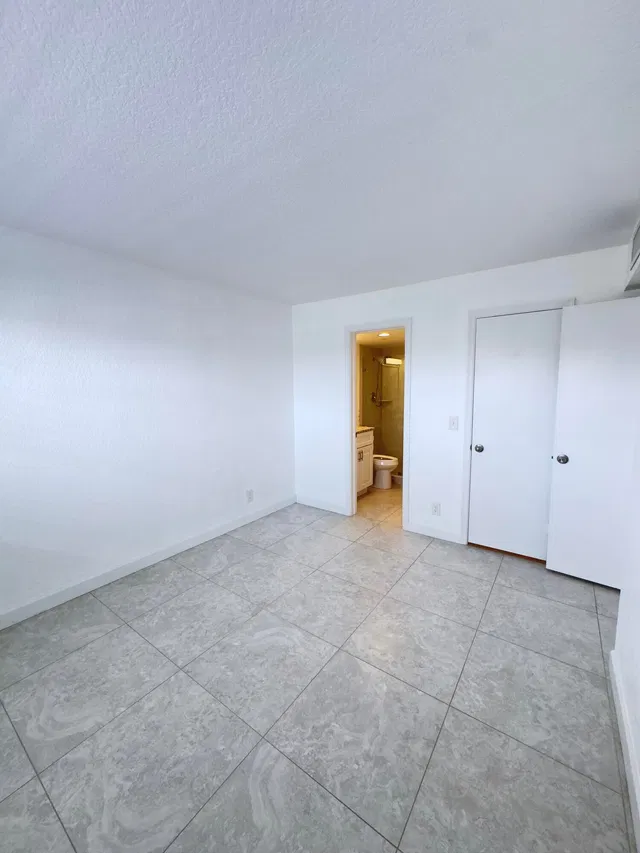  Unit 404 photo 14