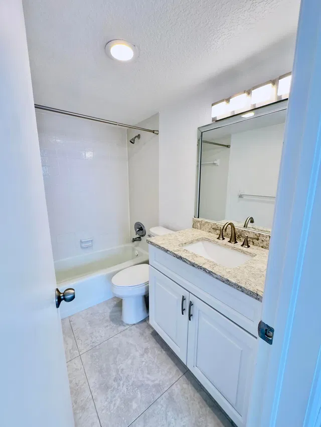  Unit 404 photo 17