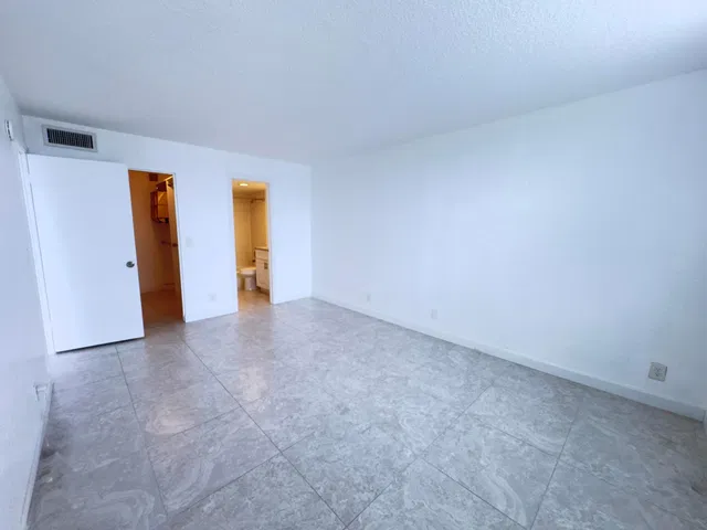  Unit 404 photo 18