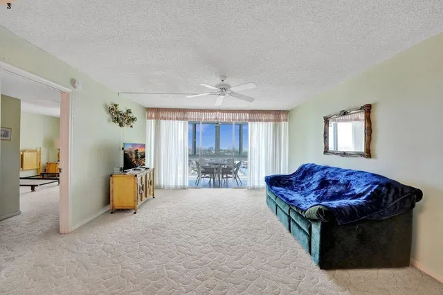 Unit 809 photo 8