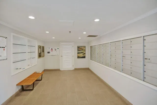 Unit 809 photo 22