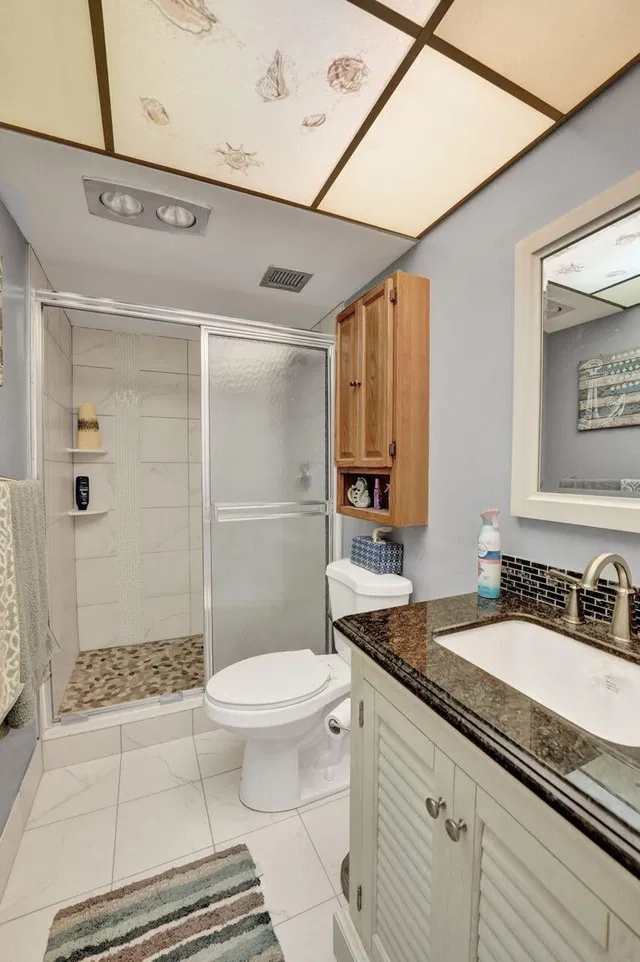 Unit 809 photo 32